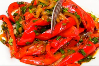 Никогда не ела настолько вкусный салат из перцев. Теперь буду делать постоянно: даже на все праздники
