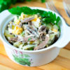 Салат с куриными сердечками, солёными огурцами и яйцами