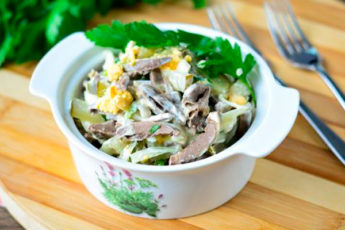 Салат с куриными сердечками, солёными огурцами и яйцами
