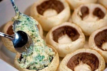 Шампиньоны, фаршированные курицей и сыром